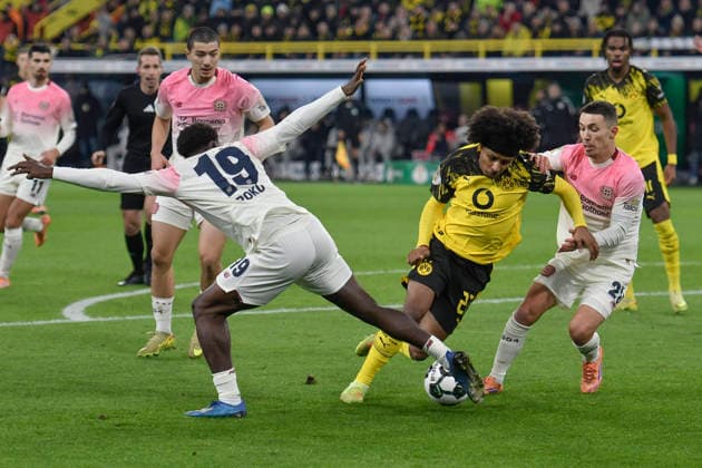 v. li. im Kampf um den Ball Ernest Poku (Leverkusen 19) Karim Adeyemi (Dortmund 27) Alex Grimaldo (Leverkusen 20) 02.12.2025 Fussball Borussia Dortmund vs Bayer Leverkusen, Signal Iduna Park, Dortmund, DFB DFL REGULATIONS PROHIBIT ANY USE OF PHOTOGRAPHS AS IMAGE SEQUENCES AND OR QUASI-VIDEO