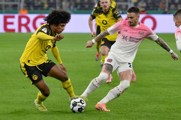 v. li. im Zweikampf Karim Adeyemi (Dortmund 27) Aleix Garcia (Leverkusen 24) 02.12.2025 Fussball Borussia Dortmund vs Bayer Leverkusen, Signal Iduna Park, Dortmund, DFB DFL REGULATIONS PROHIBIT ANY USE OF PHOTOGRAPHS AS IMAGE SEQUENCES AND OR QUASI-VIDEO Copyright: xpepphotox xSaschaxWeizx pep00321, pep_20251202_hm_221871