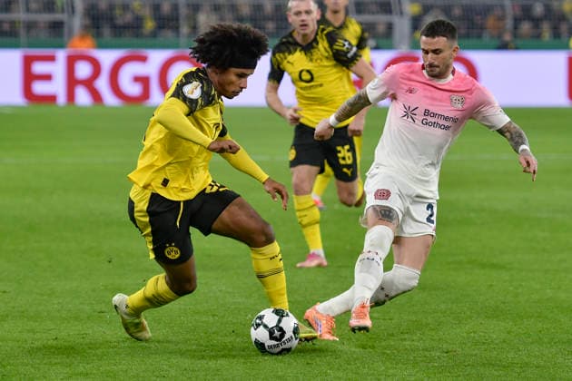 v. li. im Zweikampf Karim Adeyemi (Dortmund 27) Aleix Garcia (Leverkusen 24) 02.12.2025 Fussball Borussia Dortmund vs Bayer Leverkusen, Signal Iduna Park, Dortmund, DFB DFL REGULATIONS PROHIBIT ANY USE OF PHOTOGRAPHS AS IMAGE SEQUENCES AND OR QUASI-VIDEO Copyright: xpepphotox xSaschaxWeizx pep00321, pep_20251202_hm_221872