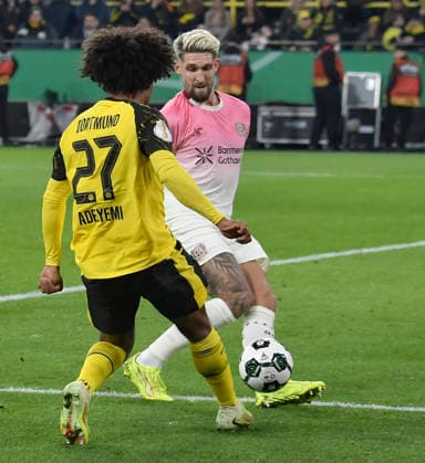 v. li. im Zweikampf Karim Adeyemi (Dortmund 27) Robert Andrich (Leverkusen 8) 02.12.2025 Fussball Borussia Dortmund vs Bayer Leverkusen, Signal Iduna Park, Dortmund, DFB DFL REGULATIONS PROHIBIT ANY USE OF PHOTOGRAPHS AS IMAGE SEQUENCES AND OR QUASI-VIDEO Copyright: xpepphotox xSaschaxWeizx pep00321, pep_20251202_hm_221898