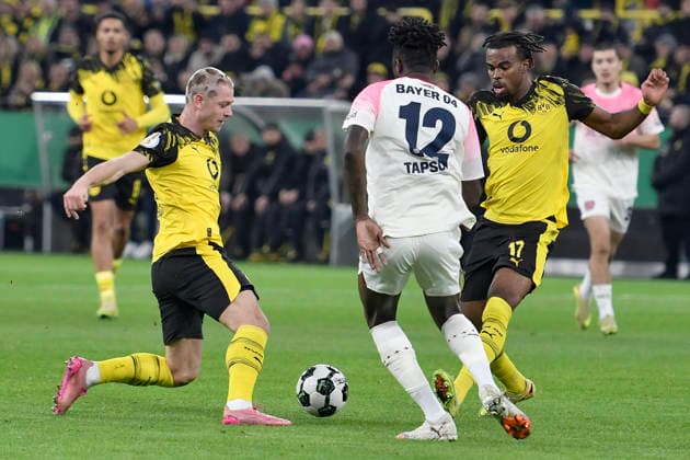 v. li. im Kampf um den Ball Julian Ryerson (Dortmund 26) Edmond Tapsoba (Leverkusen 12) Carney Chukwuemeka (Dortmund 17) 02.12.2025 Fussball Borussia Dortmund vs Bayer Leverkusen, Signal Iduna Park, Dortmund, DFB DFL REGULATIONS PROHIBIT ANY USE OF PHOTOGRAPHS AS IMAGE SEQUENCES AND OR QUASI-VIDEO Copyright: xpepphotox xSaschaxWeizx pep00321, pep_20251202_hm_221937