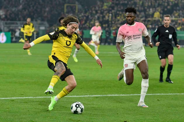 v. li. im Kampf um den Ball Fabio Silva (Dortmund 21) Edmond Tapsoba (Leverkusen 12) 02.12.2025 Fussball Borussia Dortmund vs Bayer Leverkusen, Signal Iduna Park, Dortmund, DFB DFL REGULATIONS PROHIBIT ANY USE OF PHOTOGRAPHS AS IMAGE SEQUENCES AND OR QUASI-VIDEO