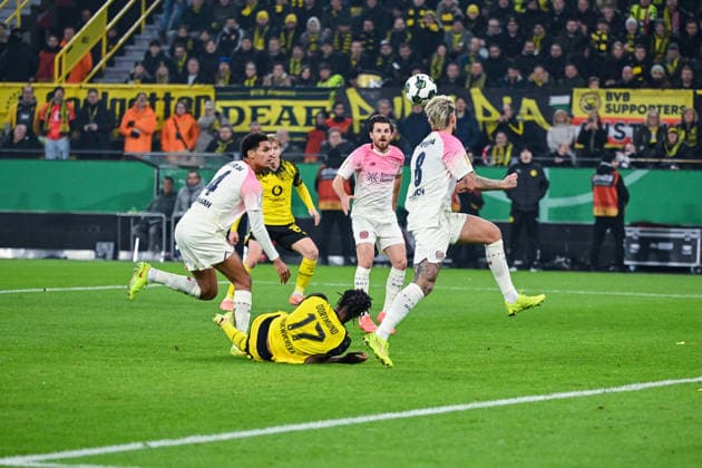02.12.2025, Fussball, DFB-Pokal, Achtelfinale, Borussia Dortmund - Bayer Leverkusen, Jarell Quansah (Bayer Leverkusen) (l), Carney Chukwuemeka (Borussia Dortmund) und Robert Andrich (Bayer Leverkusen) köpft den Ball weg. Elfmeter? xRHR-FOTO TKx Copyright: RHR-FOTOx RHR-FOTO TK
