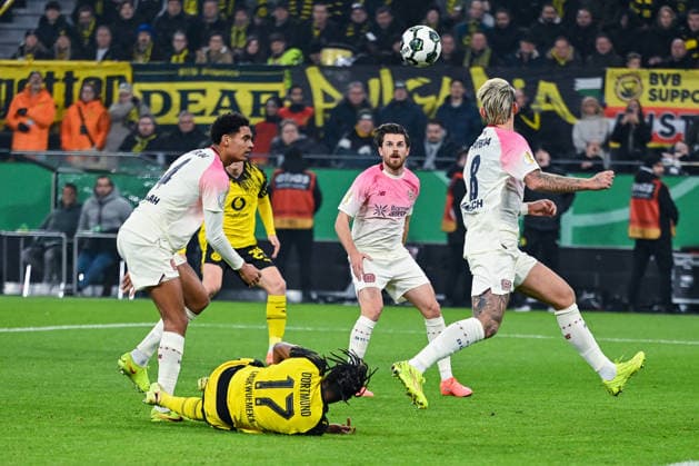 02.12.2025, Fussball, DFB-Pokal, Achtelfinale, Borussia Dortmund - Bayer Leverkusen, Jarell Quansah (Bayer Leverkusen) (l), Carney Chukwuemeka (Borussia Dortmund) und Robert Andrich (Bayer Leverkusen) köpft den Ball weg. Elfmeter? xRHR-FOTO TKx Copyright: RHR-FOTOx RHR-FOTO TK