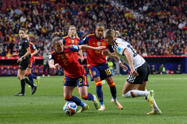 Madrid, Deutschland 02. Dezember 2025: UEFA Nations League Women - Finale Rückrunde - 2025 - Spanien vs. Deutschland Im Bild: v.li.im Zweikampf Ona Batlle (Spanien), Vicky Lopez (Spanien) und Klara Bühl Buehl (Deutschland) Riyadh Air Metropolitano Copyright: xFotostandx xFantinix