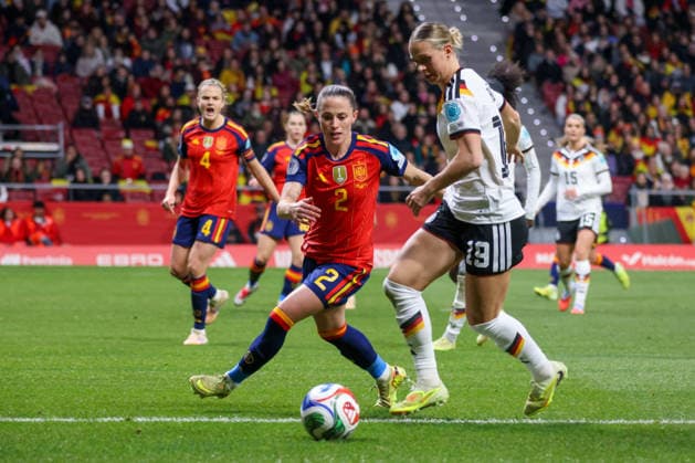 Madrid, Deutschland 02. Dezember 2025: UEFA Nations League Women - Finale Rückrunde - 2025 - Spanien vs. Deutschland Im Bild: v.li.im Zweikampf Ona Batlle (Spanien) und Klara Bühl Buehl (Deutschland) Riyadh Air Metropolitano Copyright: xFotostandx xFantinix