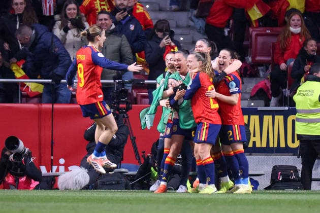 Madrid, Deutschland 02. Dezember 2025: UEFA Nations League Women - Finale Rückrunde - 2025 - Spanien vs. Deutschland Im Bild: Torschützin Claudia Pina (Spanien), von rechts die Zweite im Bild, macht das Tor zum 1:0 für Spanien und jubelt mit ihren Mannschaftskolleginnen Riyadh Air Metropolitano Copyright: xFotostandx xFantinix