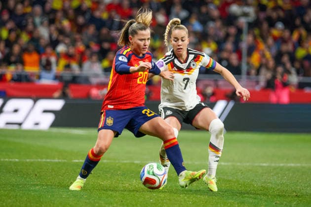 Madrid, Deutschland 02. Dezember 2025: UEFA Nations League Women - Finale Rückrunde - 2025 - Spanien vs. Deutschland Im Bild: v.li. im Zweikampf Claudia Pina (Spanien) und Giulia Gwinn (Deutschland) Riyadh Air Metropolitano Copyright: xFotostandx xFantinix