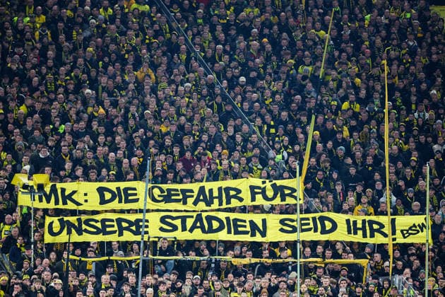 Fußball DFB Pokal - Borussia Dortmund - Bayer 04 Leverkusen am 02.12.2025 im Signal Iduna Park in Dortmund Die Borussia Dortmund Fans auf der Südtribüne Suedtribuene mit einer Protest Aktion gegen die IMK - Die Gefahr für unsere Stadien seid ihr