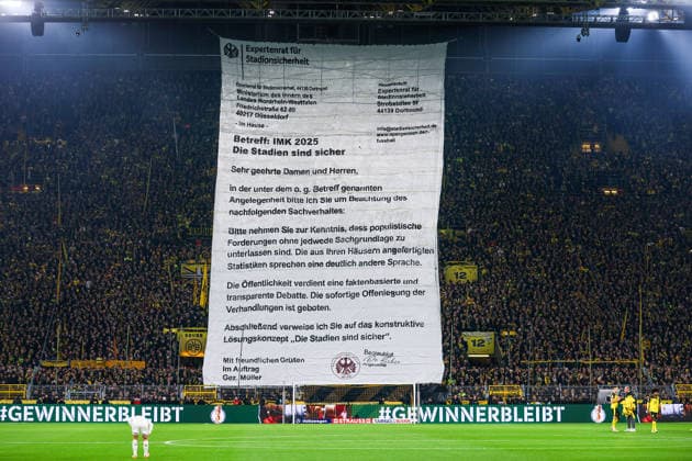 Fußball DFB Pokal - Borussia Dortmund - Bayer 04 Leverkusen am 02.12.2025 im Signal Iduna Park in Dortmund Die Borussia Dortmund Fans auf der Südtribüne Suedtribuene mit einer Protest Aktion gegen die IMK - Die Stadien sind sicher MH