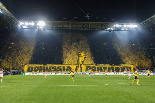 Fußball DFB Pokal - Borussia Dortmund - Bayer 04 Leverkusen am 02.12.2025 im Signal Iduna Park in Dortmund Die Borussia Dortmund Fans auf der Südtribüne Suedtribuene mit einer Choreo, Choreographie, Choreografie