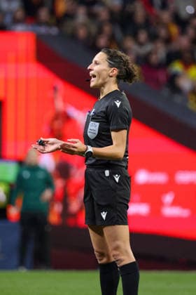 Madrid, Deutschland 02. Dezember 2025: UEFA Nations League Women - Finale Rückrunde - 2025 - Spanien vs. Deutschland Im Bild: Schiedsrichterin Silvia Gasperotti (Italien) Riyadh Air Metropolitano Copyright: xFotostandx xFantinix