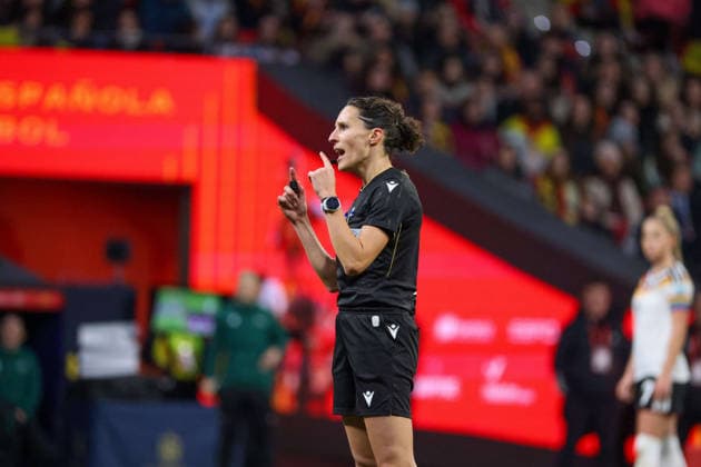 Madrid, Deutschland 02. Dezember 2025: UEFA Nations League Women - Finale Rückrunde - 2025 - Spanien vs. Deutschland Im Bild: Schiedsrichterin Silvia Gasperotti (Italien) Riyadh Air Metropolitano Copyright: xFotostandx xFantinix