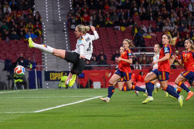 Madrid, Deutschland 02. Dezember 2025: UEFA Nations League Women - Finale Rückrunde - 2025 - Spanien vs. Deutschland Im Bild: v.li. Rebecca Knaak (Deutschland) schießt im Sprung den Ball Riyadh Air Metropolitano Copyright: xFotostandx xFantinix