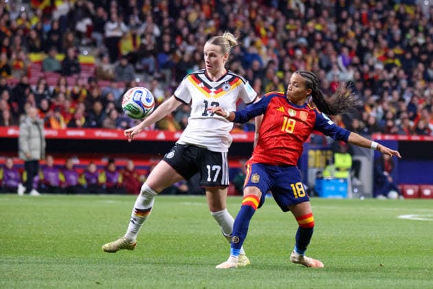 Madrid, Deutschland 02. Dezember 2025: UEFA Nations League Women - Finale Rückrunde - 2025 - Spanien vs. Deutschland Im Bild: v.li. im Zweikampf Franziska Kett (Deutschland) und Vicky Lopez (Spanien) Riyadh Air Metropolitano Copyright: xFotostandx xFantinix