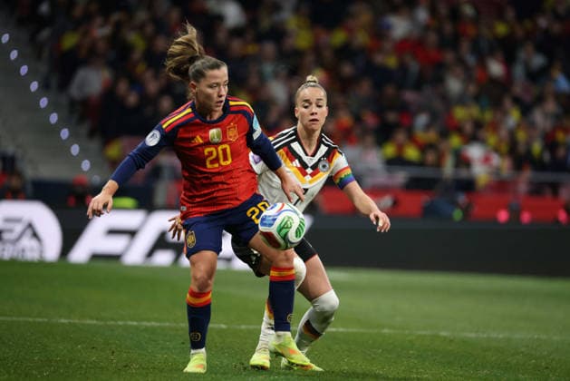 Madrid, Deutschland 02. Dezember 2025: UEFA Nations League Women - Finale Rückrunde - 2025 - Spanien vs. Deutschland Im Bild: v.li. im Zweikampf Claudia Pina (Spanien) und Giulia Gwinn (Deutschland) Riyadh Air Metropolitano Copyright: xFotostandx xFantinix