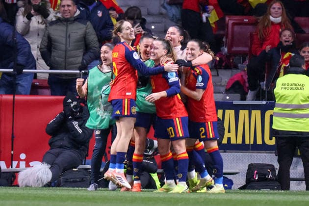 Madrid, Deutschland 02. Dezember 2025: UEFA Nations League Women - Finale Rückrunde - 2025 - Spanien vs. Deutschland Im Bild: Torschützin Claudia Pina (Spanien), von rechts die Zweite im Bild, macht das Tor zum 1:0 für Spanien und jubelt mit ihren Mannschaftskolleginnen Riyadh Air Metropolitano Copyright: xFotostandx xFantinix