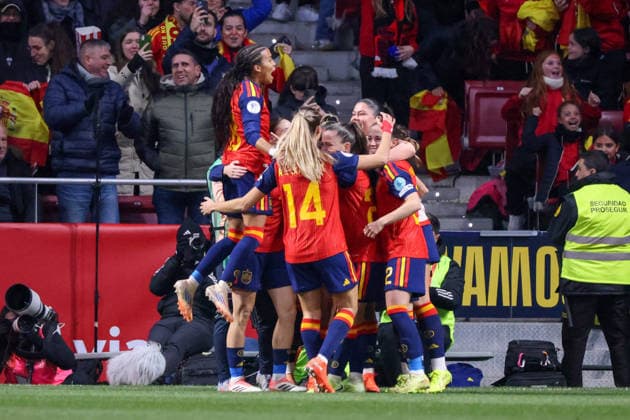 Madrid, Deutschland 02. Dezember 2025: UEFA Nations League Women - Finale Rückrunde - 2025 - Spanien vs. Deutschland Im Bild: Torschützin Claudia Pina (Spanien), verdeckt im Bild, macht das Tor zum 1:0 für Spanien und jubelt mit ihren Mannschaftskolleginnen Riyadh Air Metropolitano Copyright: xFotostandx xFantinix