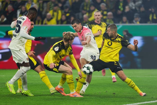 Fußball DFB Pokal - Borussia Dortmund - Bayer 04 Leverkusen am 02.12.2025 im Signal Iduna Park in Dortmund Ibrahim Maza (Leverkusen 30) erzielt das Tor zum 0 zu 1, Waldemar Anton (Dortmund 3) und Daniel Svensson (Dortmund 24) können das Tor nicht verhindern