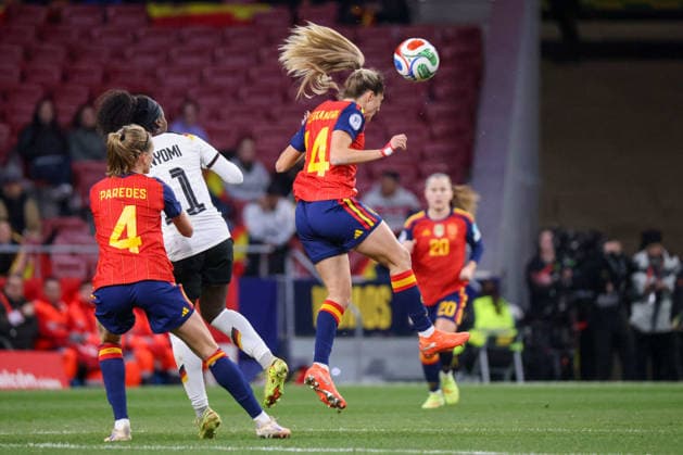 Madrid, Deutschland 02. Dezember 2025: UEFA Nations League Women - Finale Rückrunde - 2025 - Spanien vs. Deutschland Im Bild: v.li. Irene Paredes (Spanien), Nicole Anyomi (Deutschland) und Laia Aleixandri (Spanien) im Kopfballduell Riyadh Air Metropolitano Copyright: xFotostandx xFantinix
