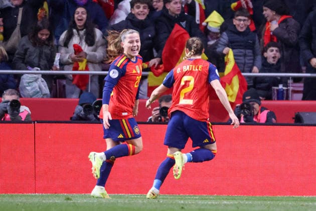 Madrid, Deutschland 02. Dezember 2025: UEFA Nations League Women - Finale Rückrunde - 2025 - Spanien vs. Deutschland Im Bild: v.li. Torschützin Claudia Pina (Spanien) macht das Tor zum 1:0 für Spanien und jubelt mit Ona Batlle (Spanien) Riyadh Air Metropolitano Copyright: xFotostandx xFantinix