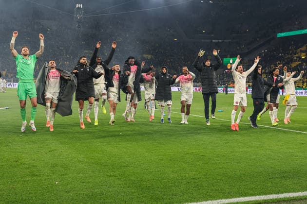 Fußball DFB Pokal - Borussia Dortmund - Bayer 04 Leverkusen am 02.12.2025 im Signal Iduna Park in Dortmund Jubel und Freude über den Sieg und das Weiterkommen bei der Mannschaft von Bayer Leverkusen , hier mit Torwart Mark Flekken (Leverkusen 1) , Ibrahim Maza (Leverkusen 30)