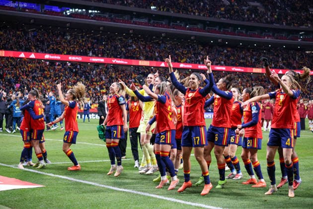 Madrid, Deutschland 02. Dezember 2025: UEFA Nations League Women - Finale Rückrunde - 2025 - Spanien vs. Deutschland Im Bild: Die Spielerinnen der spanischen Fußballnationalmannschaft der Frauen beim Abschlussjubel nach dem Sieg gegen Deutschland und mit dem neuen Titel als Gewinnerinnen der UEFA Women™s Nations League in Madrid Riyadh Air Metropolitano Copyright: xFotostandx xFantinix