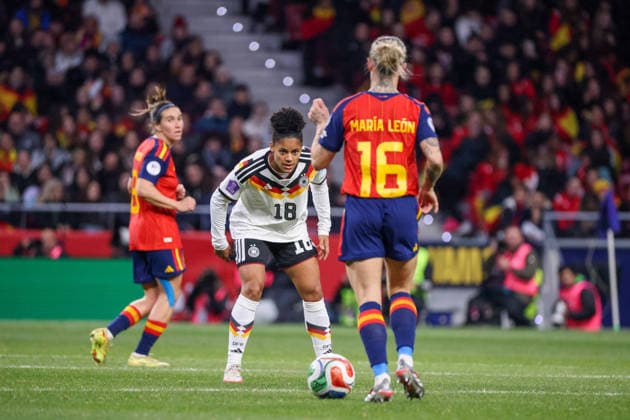 Madrid, Deutschland 02. Dezember 2025: UEFA Nations League Women - Finale Rückrunde - 2025 - Spanien vs. Deutschland Im Bild: v.li. Shekiera Martinez (Deutschland) kämpft um den Ballgewinn bei Mapi Leon (Spanien) Riyadh Air Metropolitano Copyright: xFotostandx xFantinix