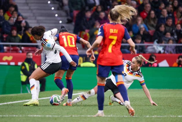 Madrid, Deutschland 02. Dezember 2025: UEFA Nations League Women - Finale Rückrunde - 2025 - Spanien vs. Deutschland Im Bild: v.li. im Zweikampf Cora Zicai (Deutschland), Jennifer Hermoso (Spanien) und Giulia Gwinn (Deutschland) Riyadh Air Metropolitano Copyright: xFotostandx xFantinix