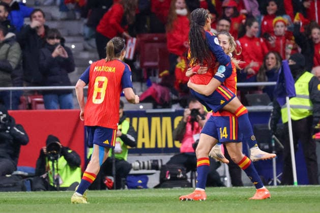Madrid, Deutschland 02. Dezember 2025: UEFA Nations League Women - Finale Rückrunde - 2025 - Spanien vs. Deutschland Im Bild: Torschützin Vicky Lopez (Spanien), mittig im Bild, macht das Tor zum 2:0 für Spanien und jubelt mit Mariona Caldentey (Spanien) und Laia Aleixandri (Spanien) Riyadh Air Metropolitano Copyright: xFotostandx xFantinix