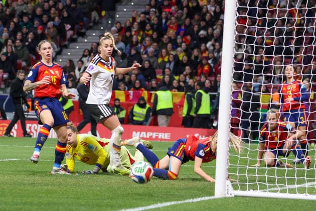 Madrid, Deutschland 02. Dezember 2025: UEFA Nations League Women - Finale Rückrunde - 2025 - Spanien vs. Deutschland Im Bild: v.li. die Zweite Giulia Gwinn (Deutschland) gelingt eine Torchance für Deutschland im spanischen Strafraum, kann aber nicht verwandeln Riyadh Air Metropolitano Copyright: xFotostandx xFantinix