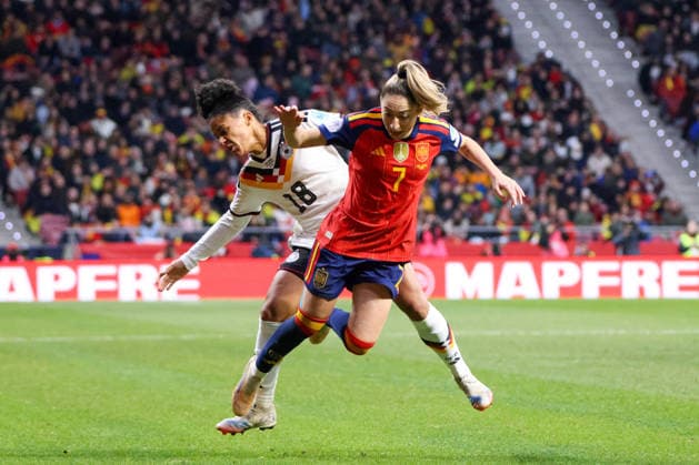 Madrid, Deutschland 02. Dezember 2025: UEFA Nations League Women - Finale Rückrunde - 2025 - Spanien vs. Deutschland Im Bild: v.li. im Zweikampf Shekiera Martinez (Spanien) und Olga Carmona (Spanien) Riyadh Air Metropolitano Copyright: xFotostandx xFantinix