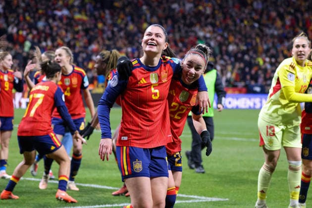 Madrid, Deutschland 02. Dezember 2025: UEFA Nations League Women - Finale Rückrunde - 2025 - Spanien vs. Deutschland Im Bild: v.li. Maria Mendez (Spanien) und Athenea (Spanien) beim Abschlussjubel nach dem Sieg gegen Deutschland und mit dem Titel der UEFA Women™s Nations League 2025 Riyadh Air Metropolitano Copyright: xFotostandx xFantinix