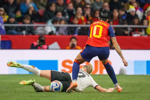 Madrid, Deutschland 02. Dezember 2025: UEFA Nations League Women - Finale Rückrunde - 2025 - Spanien vs. Deutschland Im Bild: v.li. im Zweikampf Giulia Gwinn (Deutschland) und Jennifer Hermoso (Spanien) Riyadh Air Metropolitano Copyright: xFotostandx xFantinix