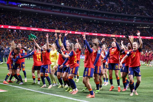 Madrid, Deutschland 02. Dezember 2025: UEFA Nations League Women - Finale Rückrunde - 2025 - Spanien vs. Deutschland Im Bild: Die Spielerinnen der spanischen Fußballnationalmannschaft der Frauen beim Abschlussjubel nach dem Sieg gegen Deutschland und mit dem neuen Titel als Gewinnerinnen der UEFA Women™s Nations League in Madrid Riyadh Air Metropolitano Copyright: xFotostandx xFantinix