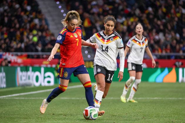 Madrid, Deutschland 02. Dezember 2025: UEFA Nations League Women - Finale Rückrunde - 2025 - Spanien vs. Deutschland Im Bild: v.li. im Zweikampf Olga Carmona (Spanien) und Cora Zicai (Deutschland) Riyadh Air Metropolitano Copyright: xFotostandx xFantinix
