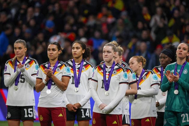 Madrid, Deutschland 02. Dezember 2025: UEFA Nations League Women - Finale Rückrunde - 2025 - Spanien vs. Deutschland Im Bild: v.li. Selina Cerci (Deutschland), Bibiane Schulze Solano (Deutschland), Cora Zicai (Deutschland), Alara (Deutschland), Lisanne Gräwe Graewe (Deutschland), Nicole Anyomi Deutschland) und Torhüterin Ena Mahmutovic (Deutschland) enttäuscht nach der Niederlage gegen Spanien Riyadh Air Metropolitano Copyright: xFotostandx xFantinix