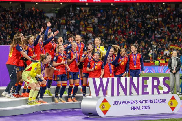 Madrid, Deutschland 02. Dezember 2025: UEFA Nations League Women - Finale Rückrunde - 2025 - Spanien vs. Deutschland Im Bild: Die Spielerinnen der spanischen Nationalmannschaft der Frauen auf dem Gewinnertreppchen nach dem Sieg gegen Deutschland Riyadh Air Metropolitano Copyright: xFotostandx xFantinix