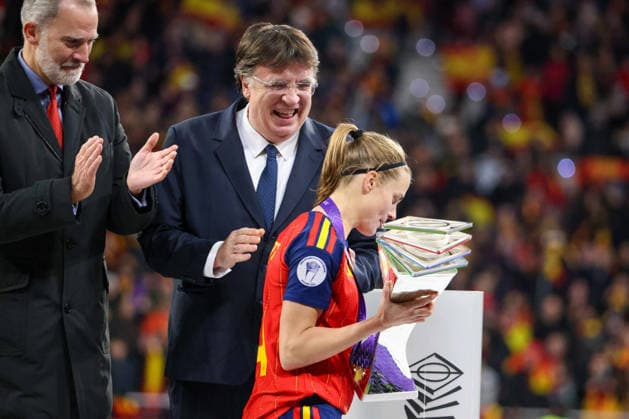 Madrid, Deutschland 02. Dezember 2025: UEFA Nations League Women - Finale Rückrunde - 2025 - Spanien vs. Deutschland Im Bild: v.li. die Dritte Irene Paredes (Spanien) schmeckt mit der Zunge den UEFA Women™s Nations League Pokal nach dem Sieg gegen Deutschland Riyadh Air Metropolitano Copyright: xFotostandx xFantinix