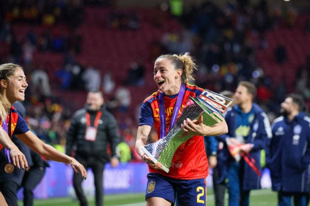 Madrid, Deutschland 02. Dezember 2025: UEFA Nations League Women - Finale Rückrunde - 2025 - Spanien vs. Deutschland Im Bild: Ona Batlle (Spanien) beim Abschlussjubel mit UEFA Women™s Nations League Pokal Riyadh Air Metropolitano Copyright: xFotostandx xFantinix