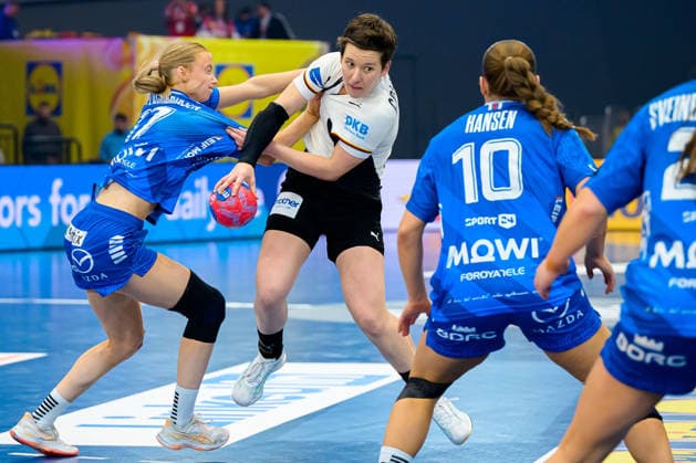 Handball, Frauen WM, Hauptrunde Gruppe 2: Deutschland - Faeroer Inseln v. li. im Zweikampf Liv Zachariasen (Faeroer) und Alina Grijseels (Deutschland) Dortmund Westfalenhalle Nordrhein-Westfalen Deutschland