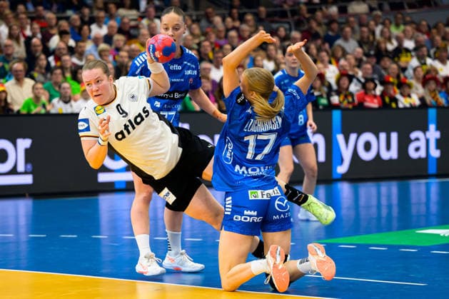 Handball, Frauen WM, Hauptrunde Gruppe 2: Deutschland - Faeroer Inseln Lisa Antl (Deutschland), Liv Zachariasen (Faeroer) Dortmund Westfalenhalle Nordrhein-Westfalen Deutschland