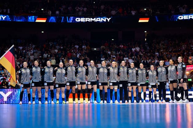 Handball, Frauen WM, Hauptrunde Gruppe 2: Deutschland - Faeroer Inseln die Mannschaft von Deutschland bei der Hymne Dortmund Westfalenhalle Nordrhein-Westfalen Deutschland