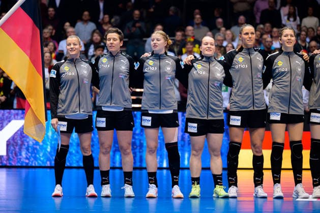 Handball, Frauen WM, Hauptrunde Gruppe 2: Deutschland - Faeroer Inseln v.li. Antje Döll Doell (Deutschland), Alina Grijseels (Deutschland), Nina Engel (Deutschland), Lisa Antl (Deutschland), Xenia Smits (Deutschland), Marie Steffen (Deutschland) bei der Hymne Dortmund Westfalenhalle Nordrhein-Westfalen Deutschland
