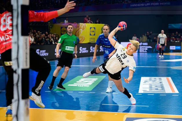 Handball, Frauen WM, Hauptrunde Gruppe 2: Deutschland - Faeroer Inseln v.li. Rakul Wardum (Faeroer), Antje Döll Doell (Deutschland) Dortmund Westfalenhalle Nordrhein-Westfalen Deutschland