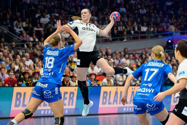 Handball, Frauen WM, Hauptrunde Gruppe 2: Deutschland - Faeroer Inseln v.li. Pernille Brandenborg (Faeroer), Viola Leuchter (Deutschland) Dortmund Westfalenhalle Nordrhein-Westfalen Deutschland