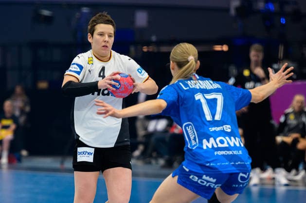 Handball, Frauen WM, Hauptrunde Gruppe 2: Deutschland - Faeroer Inseln Alina Grijseels (Deutschland), Liv Zachariasen (Faeroer) Dortmund Westfalenhalle Nordrhein-Westfalen Deutschland