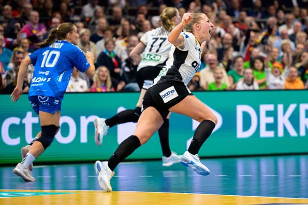 Handball, Frauen WM, Hauptrunde Gruppe 2: Deutschland - Faeroer Inseln Jenny Behrend (Deutschland) Jubel Freude Emotion Torjubel Torschuetze Torschütze Dortmund Westfalenhalle Nordrhein-Westfalen Deutschland
