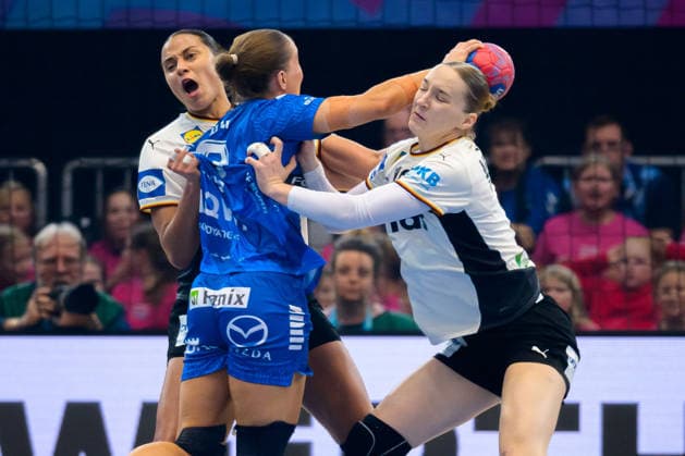 Handball, Frauen WM, Hauptrunde Gruppe 2: Deutschland - Faeroer Inseln v. li. im Zweikampf Aimee von Pereira (Deutschland), Rannva Olsen (Faeroer), Nieke Kühne Kuehne (Deutschland) Dortmund Westfalenhalle Nordrhein-Westfalen Deutschland