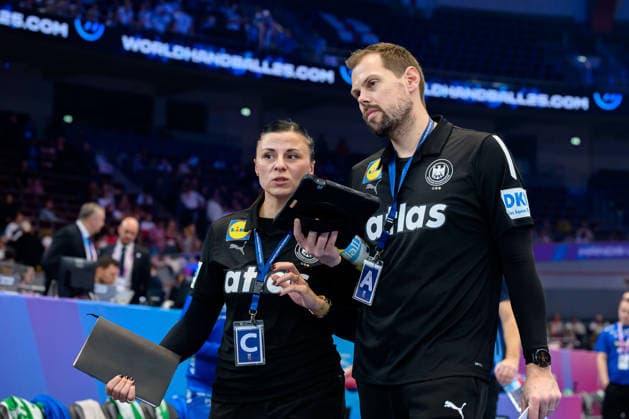 Handball, Frauen WM, Hauptrunde Gruppe 2: Deutschland - Faeroer Inseln Torwarttrainerin Jasmina Rebmann-Jankovic (Deutschland), Co-Trainer Frederick Griesbach (Deutschland) Dortmund Westfalenhalle Nordrhein-Westfalen Deutschland